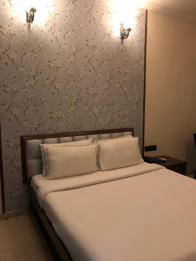 Hotel Royal Regency Bori  外观 照片