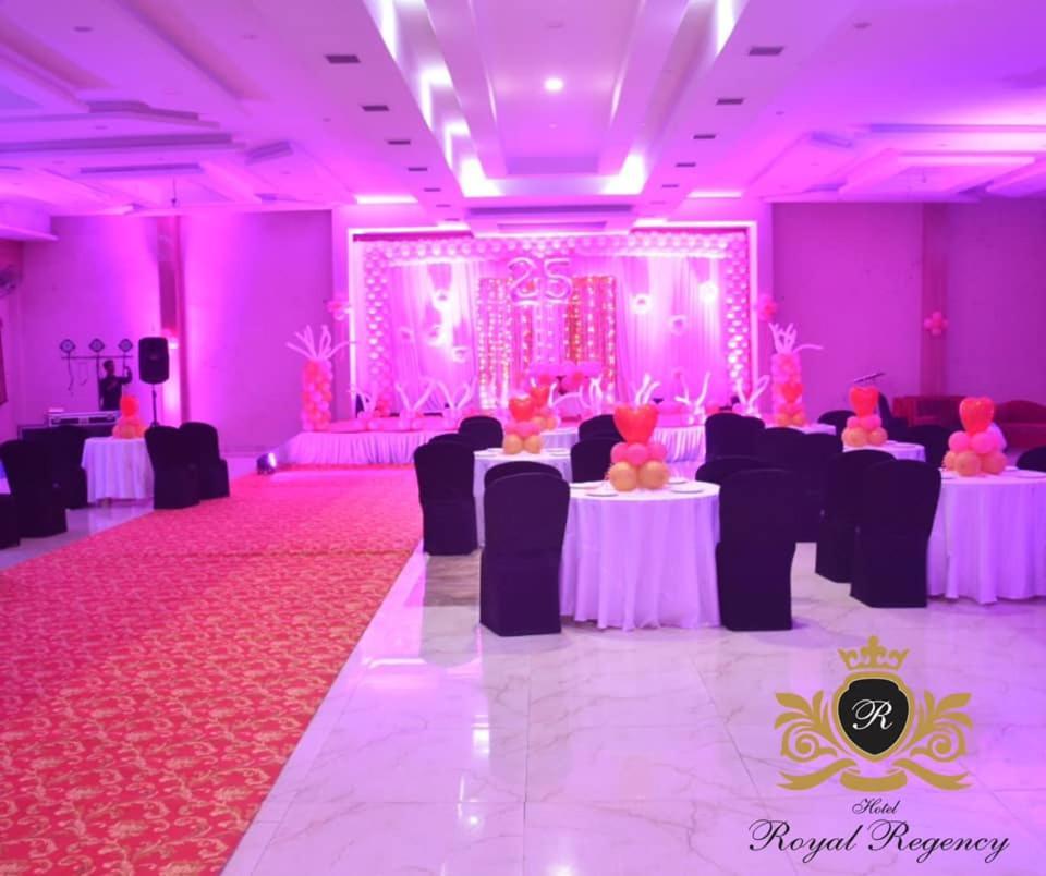 Hotel Royal Regency Bori  外观 照片