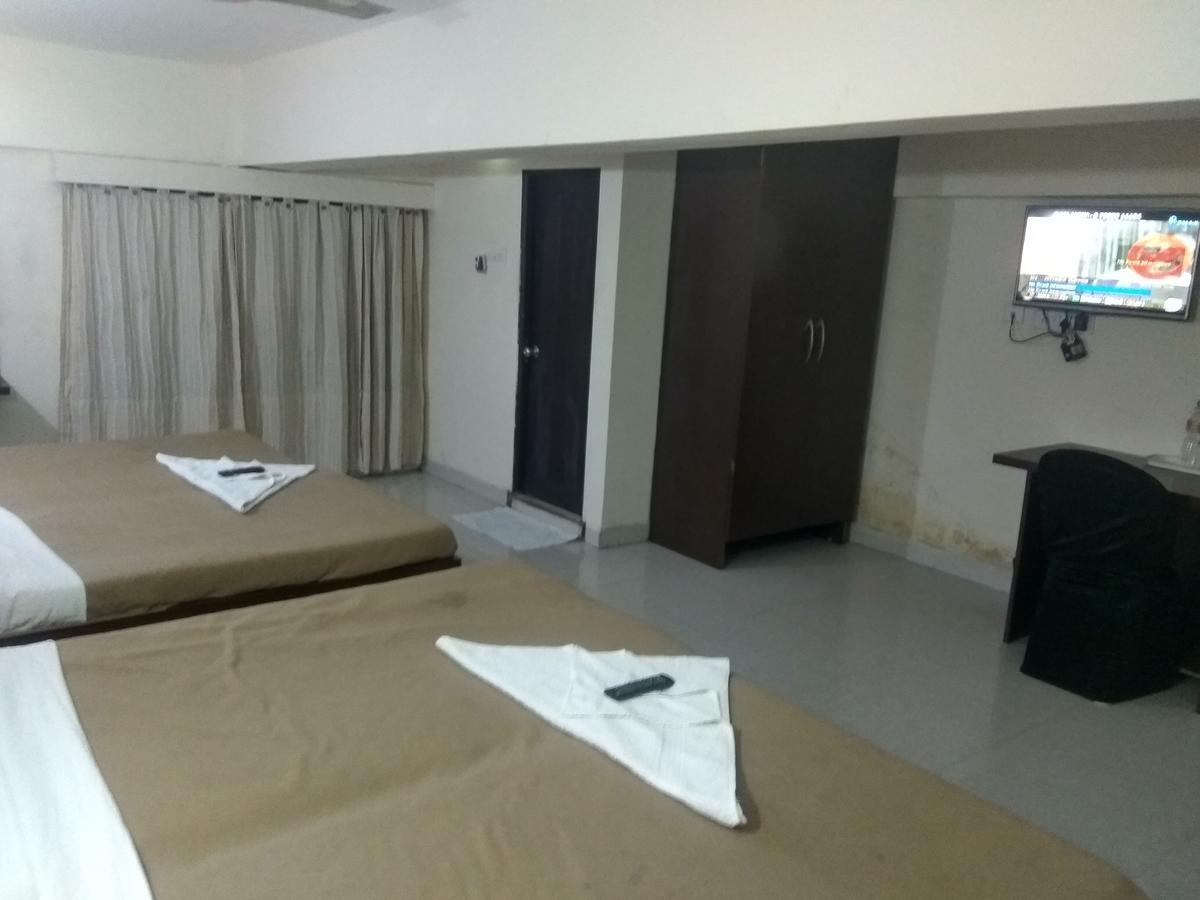 Hotel Royal Regency Bori  外观 照片