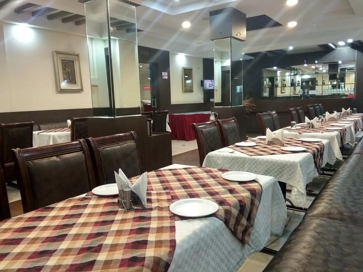 Hotel Royal Regency Bori  外观 照片