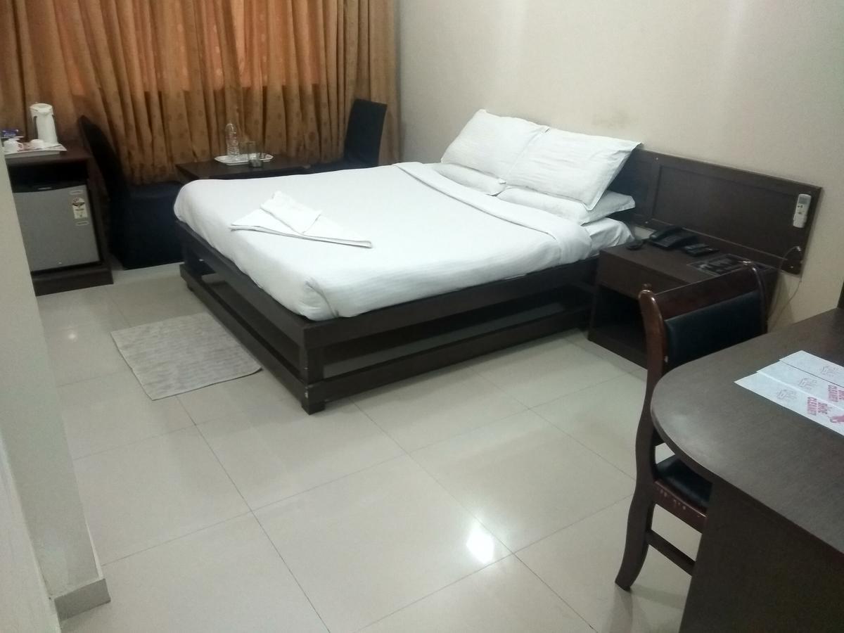 Hotel Royal Regency Bori  外观 照片