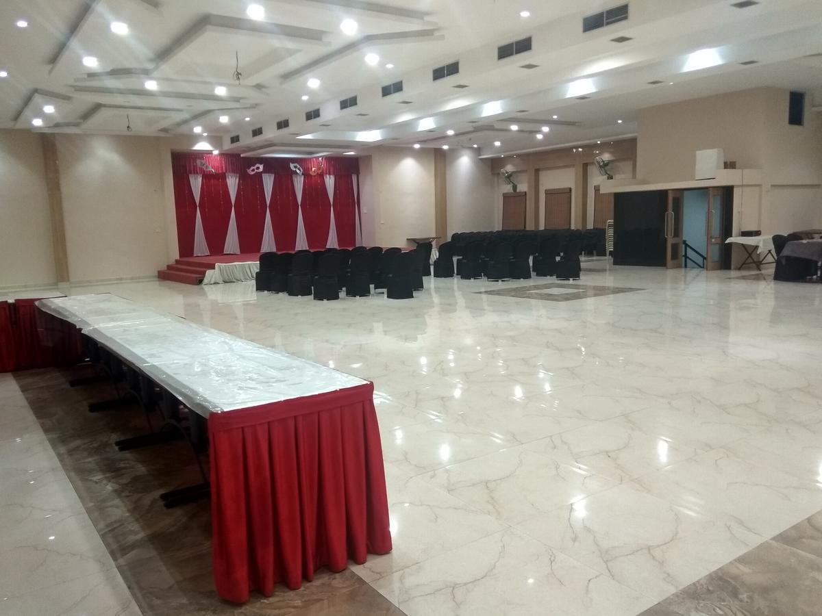 Hotel Royal Regency Bori  外观 照片