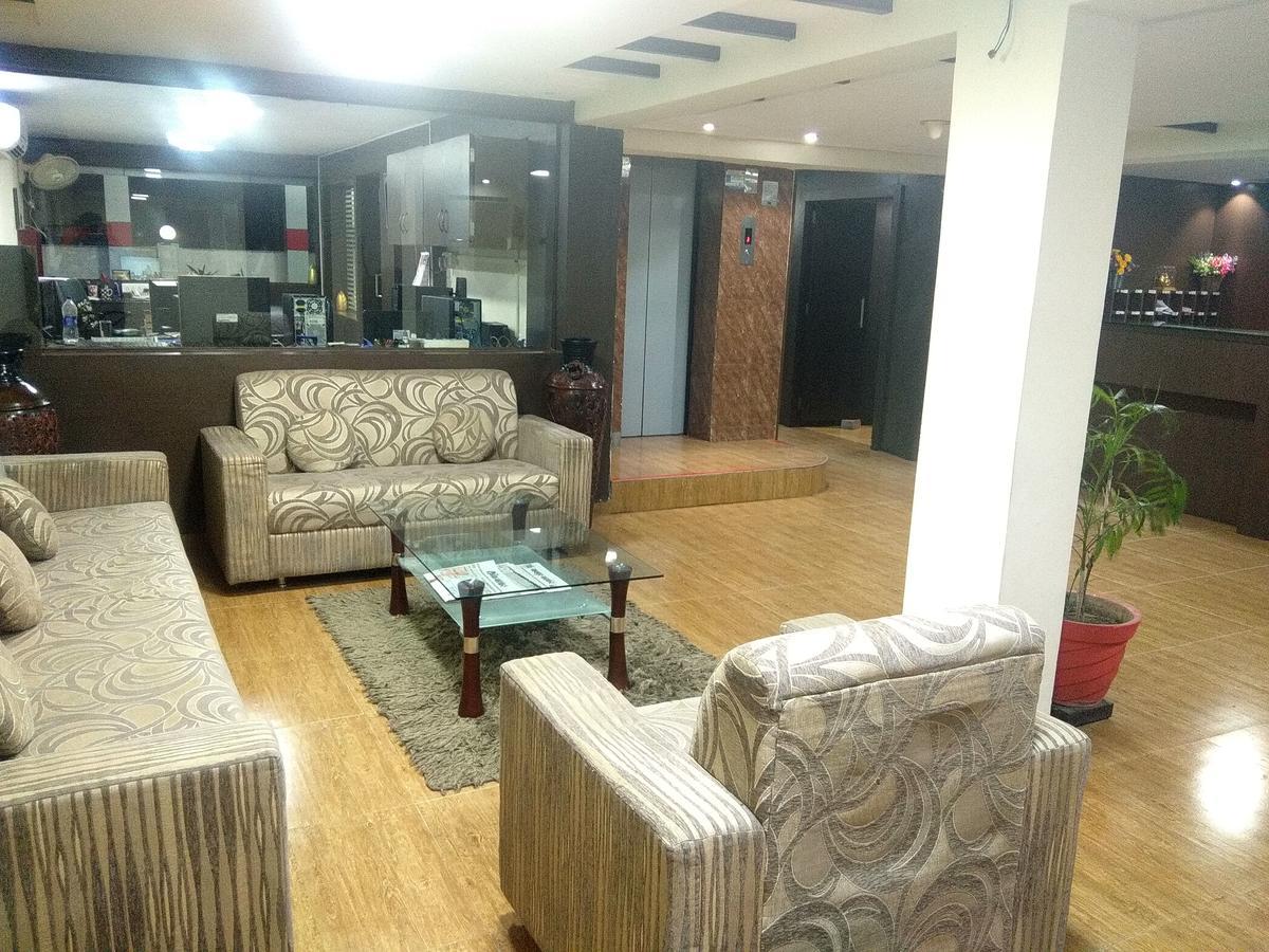 Hotel Royal Regency Bori  外观 照片