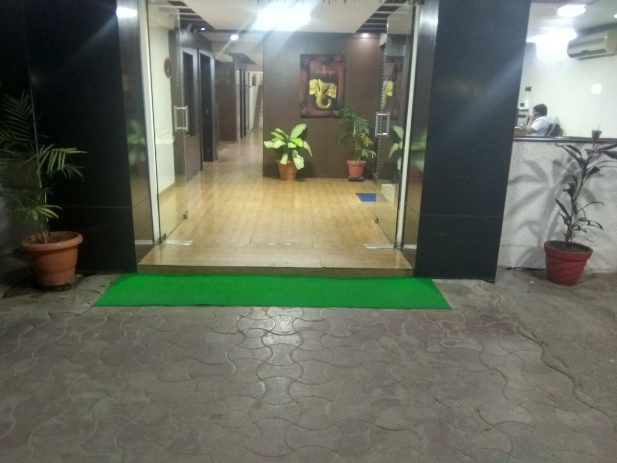 Hotel Royal Regency Bori  外观 照片