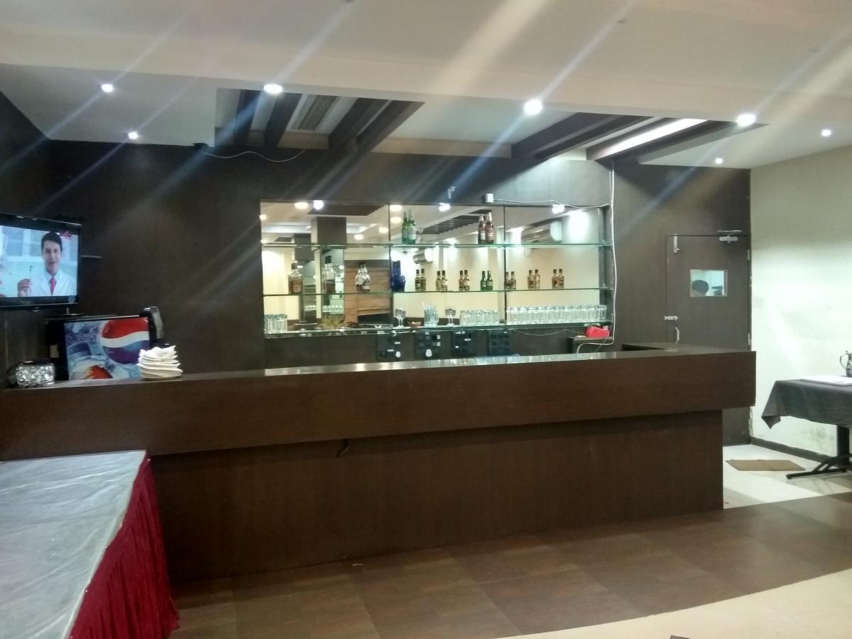Hotel Royal Regency Bori  外观 照片