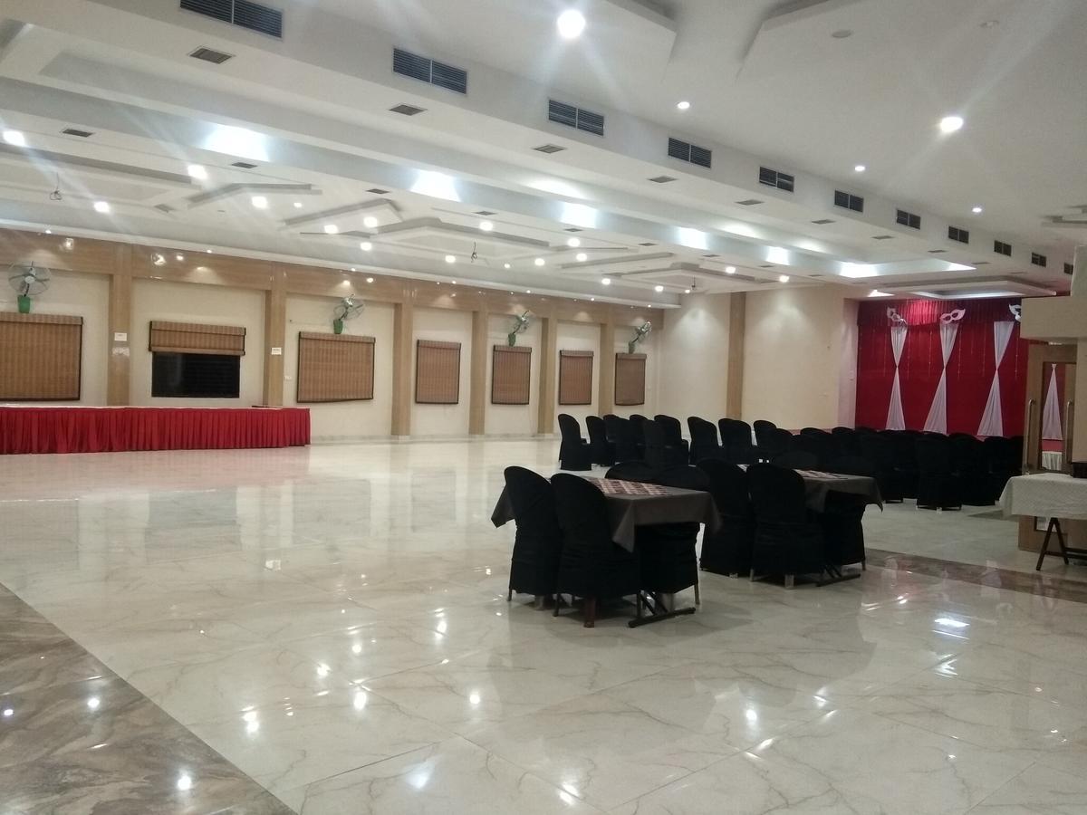 Hotel Royal Regency Bori  外观 照片