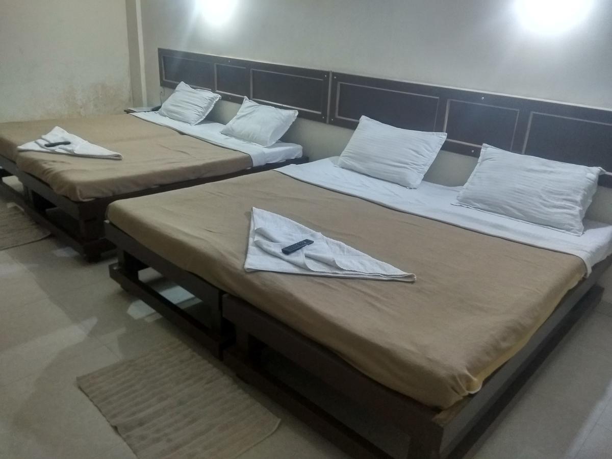 Hotel Royal Regency Bori  外观 照片