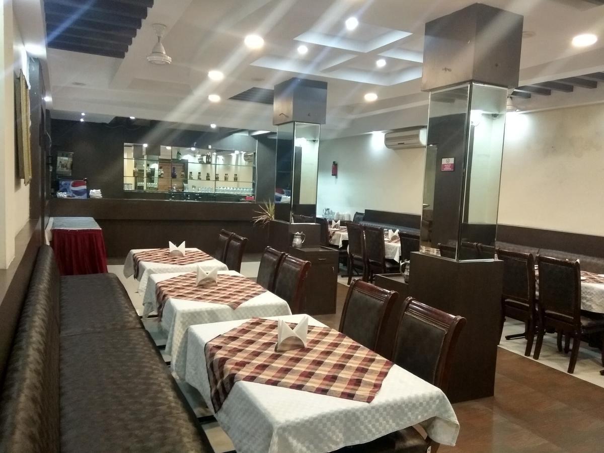 Hotel Royal Regency Bori  外观 照片