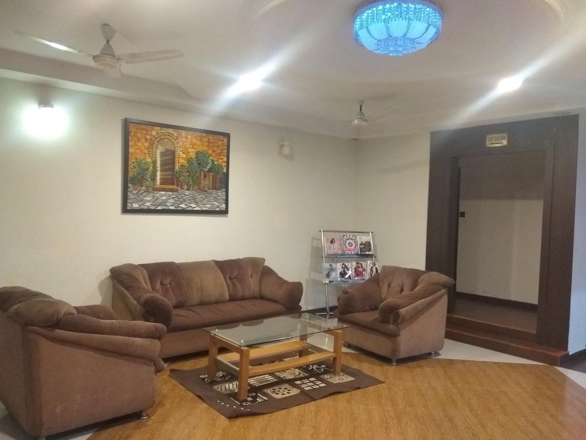 Hotel Royal Regency Bori  外观 照片
