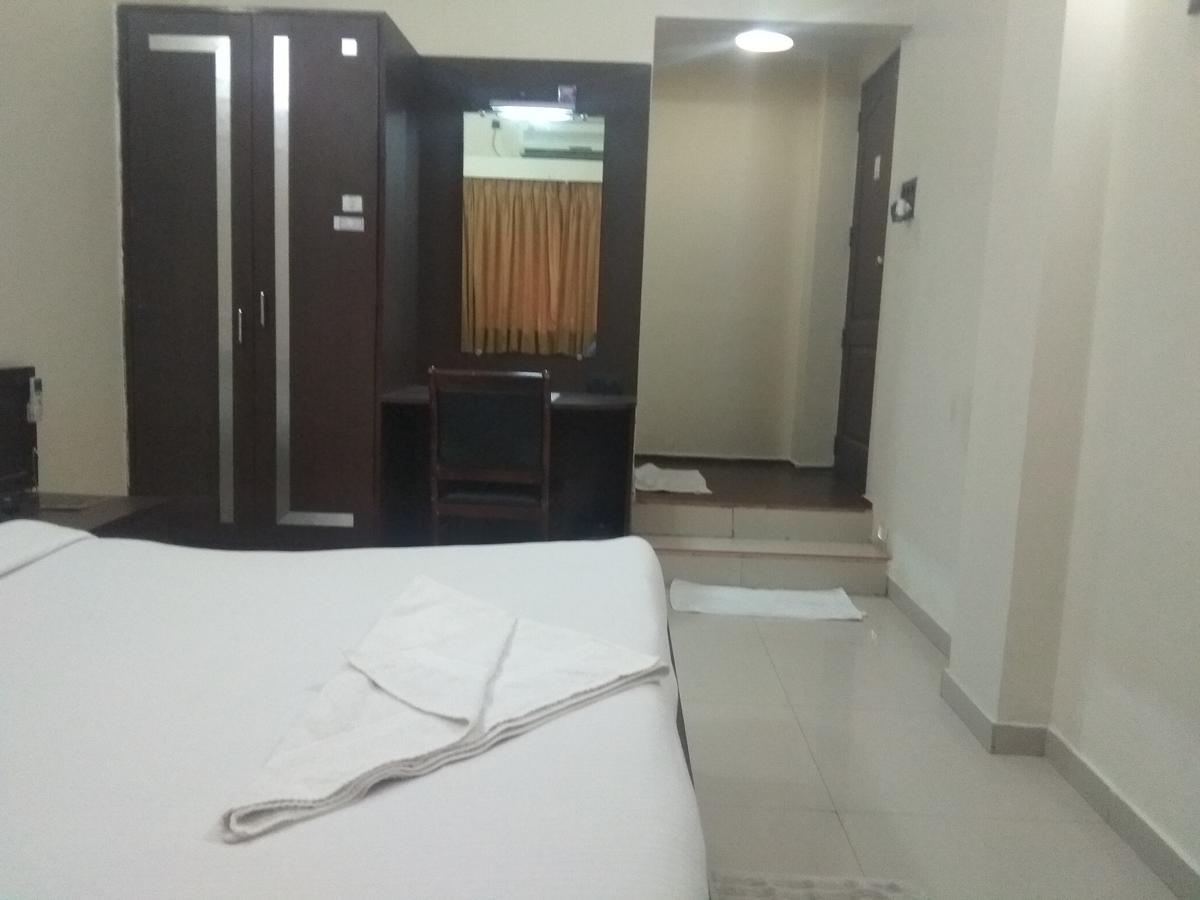 Hotel Royal Regency Bori  外观 照片